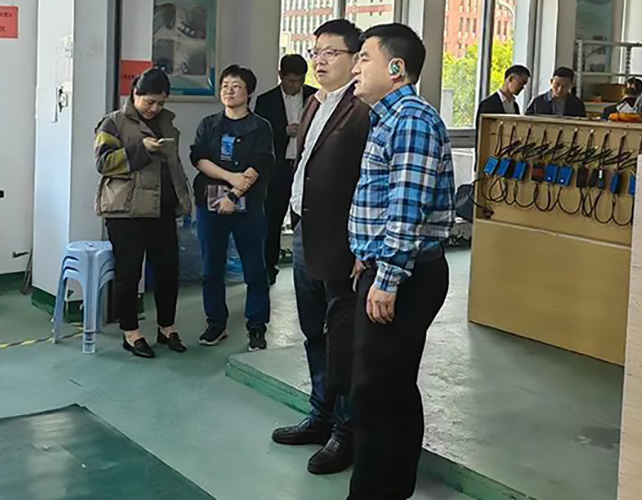 市經(jīng)信局副局長楊雄文帶隊，蒼南縣經(jīng)信局趙局、壽局陪同來公司調(diào)研的新聞圖片